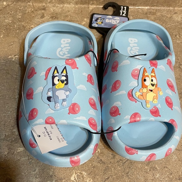 Bluey Kids Clogs Size 11/12 with Cartoon Characters (New) - Picture 2 of 7